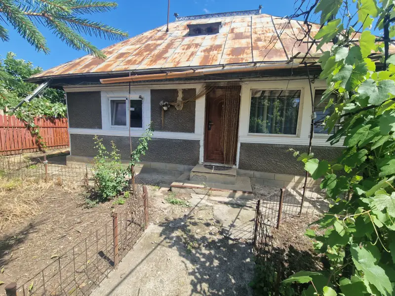 Casă  bătrânească și teren aferen 1241 mp situată în  cartierul Gara Veche din Piatra Neamț.