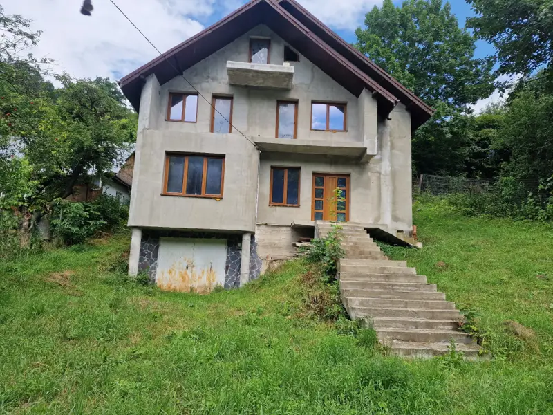 Casă P+M+1 situată în  localitatea Pângărațit jud. Neamt.