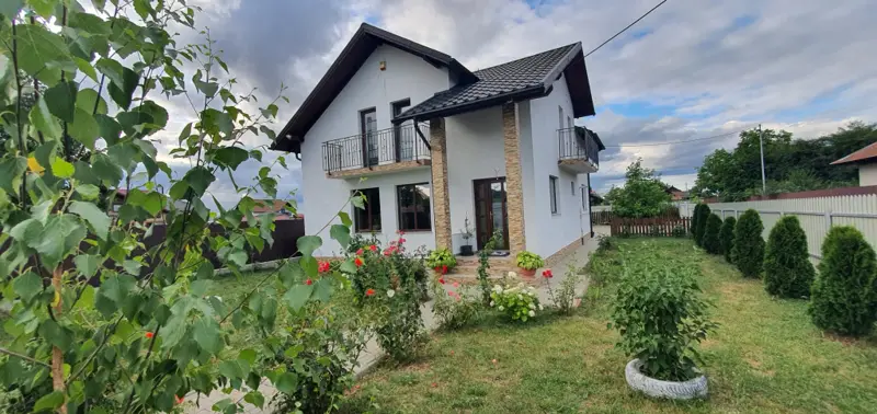 Casă P+M în suprafață de 177 mp. și teren aferent 700 mp. situată în localitatea Săvinești,jud. Neamț.