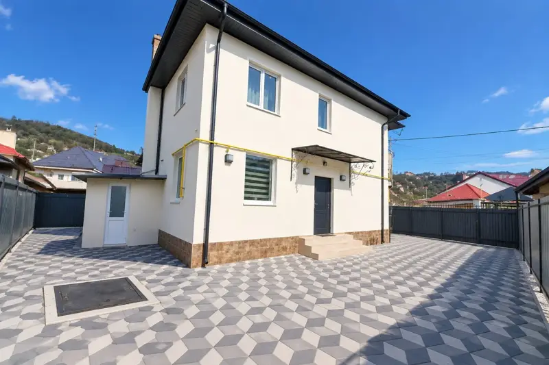 Vilă 200 mp + 400 mp teren, renovată complet 2025 — Piatra Neamț